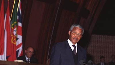 Nelson Mandela, el hombre que olvidó sus gafas dentro de la cárcel al ser liberado