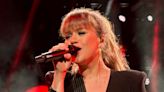 Kelly Clarkson blanks on song lyrics and suffers wardrobe malfunction at NJ show
