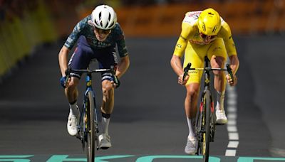 Fan throws chips at TdF leaders: 'Disrespectful'