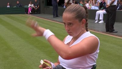Ostapenko confuses player box with signals in Wimbledon quarter-final