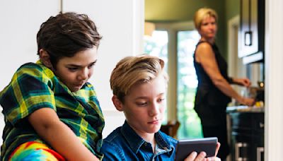 Stricter monitoring of tween and teen internet use may not always be better