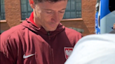 Lewandowski firma autógrafos y consuela a un lloroso aficionado