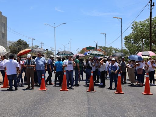 Maestros cierran circulación de avenida Itzaes en Mérida; amenazan con bloquear el aeropuerto