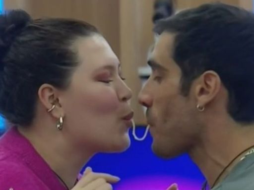 “El barco aún no se hunde”: el beso entre Michelle Carvalho y Pedro Astorga en Gran Hermano que desató ola de reacciones