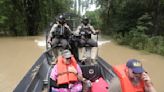 Rescatan a cientos de personas de inundaciones en Texas entre avisos de más lluvias