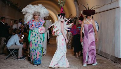 Inspiración asturiana para hacer desfilar a Gaudí, el gijonés Jorge Nava lleva su traje-lienzo a una exposición en el Castillo de Montjuic