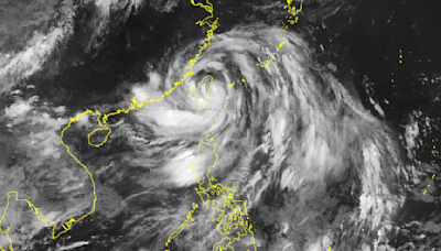 Carina weakens back into typhoon near Taiwan's coast