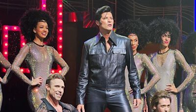 Leandro Lima vira Elvis no teatro e rejeita fama de galã: 'Sou atrapalhado'