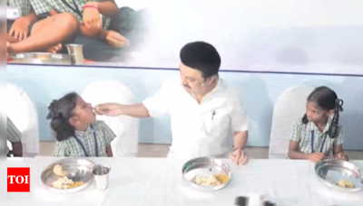 Tamil Nadu CM MK Stalin feeds students by hands as he launches breakfast scheme in govt-aided schools | Chennai News - Times of India