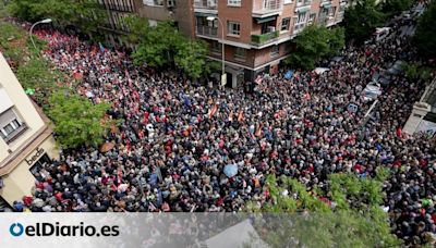 Miles de personas arropan a Pedro Sánchez en Ferraz: “Queremos que siga, pero le apoyaremos en lo que decida”