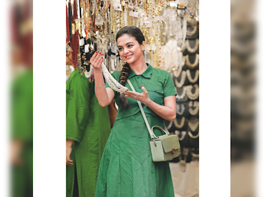 I just love the feel of saris & junk jewellery: Solanki Roy - Times of India