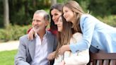 Felipe y Letizia posan con sus hijas en el 20 aniversario de su boda: el look más relajado de la Familia Real