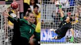 Paredões brasileiros: Goleiras do handebol e do futebol dão show em estreias do Brasil nas Olimpíadas
