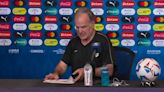 Bielsa protege a sus jugadores ante los medios - MarcaTV