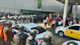 Policías impiden el paso a maestros de la CNTE al AICM