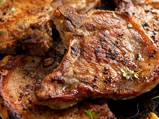 How To Get Perfectly Reverse-Seared Pork Chops In An Air Fryer