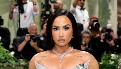 Demi Lovato se traga sus palabras y regresa a la gala del Met tras definirla como una pesadilla