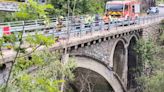 Tres muertos tras caer un coche de una altura de 20 metros en un puente de Benasque