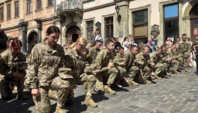 Los ucranianos despiden con dolor y orgullo a sus caídos en la guerra frente a Rusia