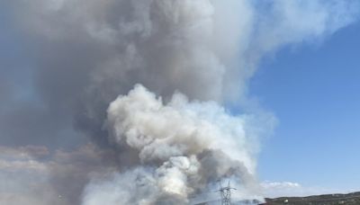 Estructuras son amenazadas por un incendio forestal al norte de Campo