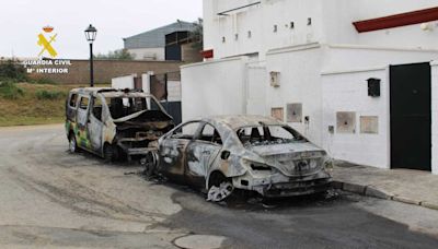 Dos detenidos por quemar una ambulancia y un coche en El Ronquillo