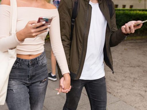 Mein 15-jähriger Sohn hat seine erste Freundin: Dating unter Teenagern ist ganz anders als zu meiner Zeit