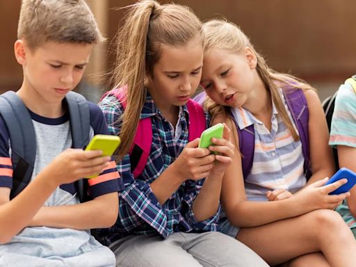 Nueva York podría ser la siguiente gran ciudad de Estados Unidos en prohibir el uso de celulares dentro de las escuelas