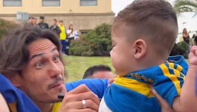 Videos: un fanático de Boca Juniors fue a recibir a Edinson Cavani con su hijo para decirle que le puso su nombre por él