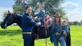 En compañía de sus hijas, Alex Fernández celebra a su mujer en el rancho familiar