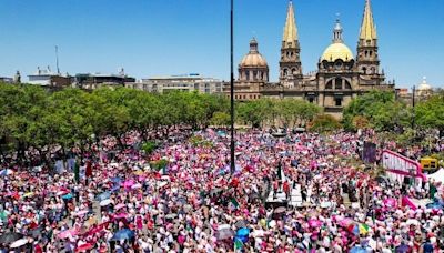 Elecciones 2024: Llega la "Marea Rosa" a Plaza Liberación para defender la democracia en Jalisco