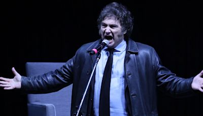 Argentina: Milei canta rock’n roll, dicta clase de economía libertaria y vapulea a opositores