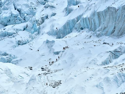4 climbers dead on Mount Everest, 1 missing; ice collapse among factors cited