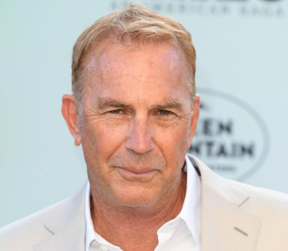 Kevin Costner Poses With 5 of His Kids on the Red Carpet