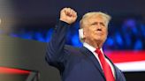 Trump reaparece con la oreja vendada en la convención republicana en Milwaukee