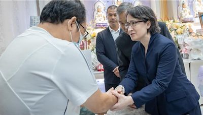 蕭美琴弔唁「晴空匯」火警殉職消防員 請家屬保重 - 政治