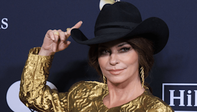 See Shania Twain Expertly Recover From Her Own 'Errors Tour' Moment