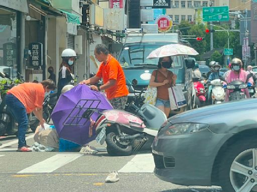 短裙妹慘摔「滾燙柏油路」 暖心！路人幫撐傘、灑水降溫