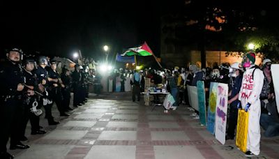 Cientos de policías antidisturbios entran en la Universidad de Los Ángeles, derriban barricadas y detienen a estudiantes