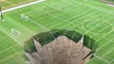 Captan momento exacto en que cancha de futbol se hunde y causa socavón