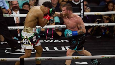 Canelo Álvarez no noquea, pero domina a Jaime Munguía y sigue como campeón absoluto