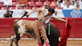 Mexicanos Diego San Román y El Calita torean en carnaval en estado de Jalisco