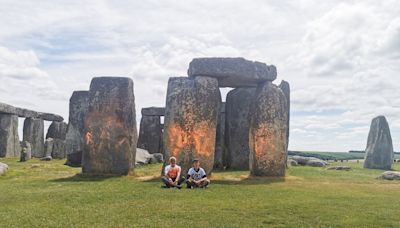 Dos ecologistas detenidos tras rociar con pintura naranja el monumento de Stonehenge