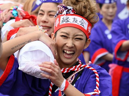 La participación de las mujeres en el "Festival del Desnudo" es un signo de cómo el envejecimiento está forzando cambios en las tradiciones japonesas centradas en los hombres