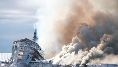 El incendio del edificio de la Bolsa de Copenhague, en imágenes