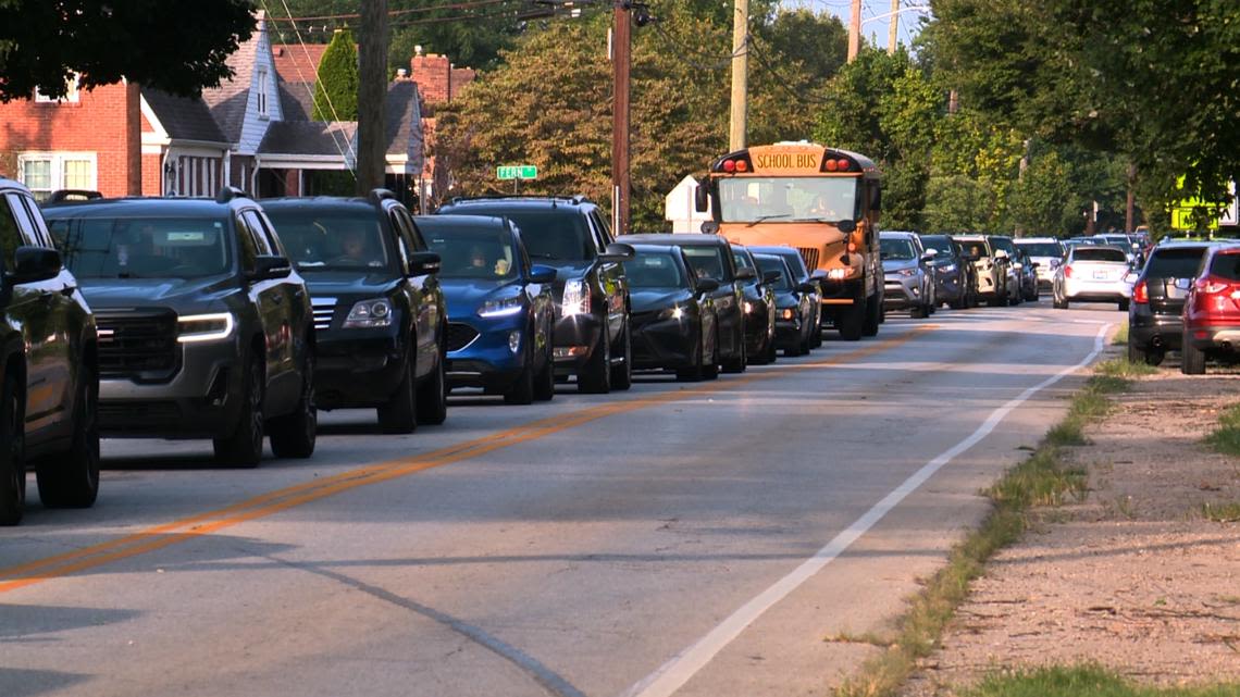 JCPS buses on-time picking up students, but long drop-off lines cause delays at some schools