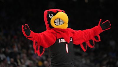 College Basketball Analyst Tabs Louisville as Preseason Top-25 Team