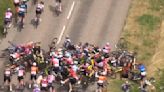Otra etapa accidentada en el Tour de Francia femenino: una caída multitudinaria, una ciclista hospitalizada y la remontada de la que fue atropellada por su auto de asistencia