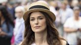 Keira Knightley, chapeau de canotier et robe champêtre dans les tribunes de Wimbledon