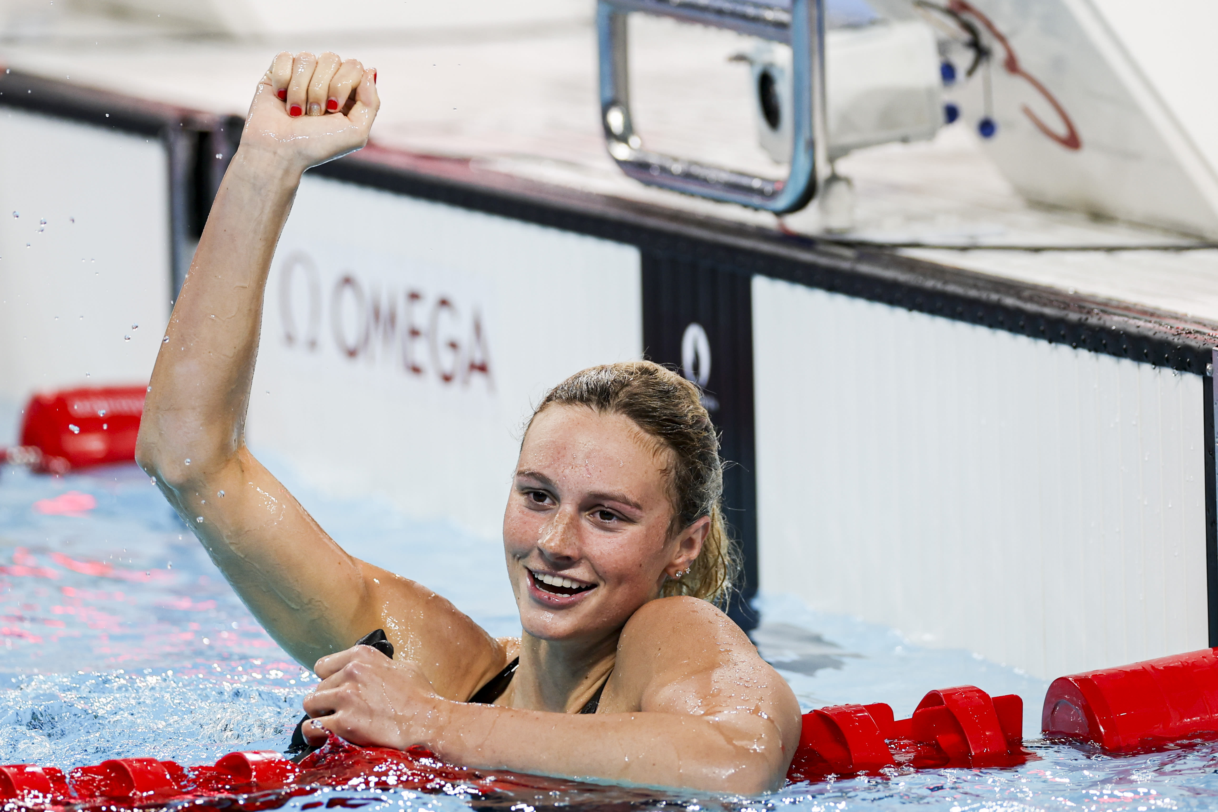 A 'speed demon' and 'goddess': Summer McIntosh celebrated by Canadians as sports experts break down her historic Olympics performance
