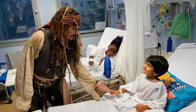 Johnny Depp sorprende a los niños ingresados en el Hospital de Donostia vestido como Jack Sparrow